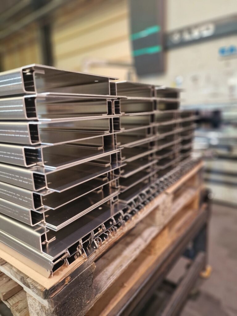 Tôles découpées pliées